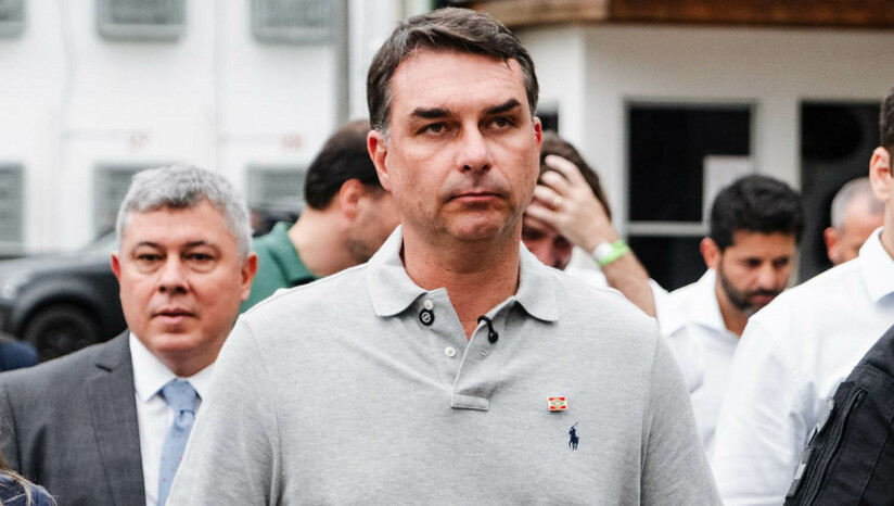   O Tribunal Superior Eleitoral (TSE) suspendeu temporariamente o sistema Filia após a detecção de filiações falsas, incluindo a do senador Flávio Bolsonaro ao partido Missão, visando impedir novas fraudes. A medida foi determinada pelo ministro Kassio Nunes Marques após a repercussão do caso, onde o TSE negou hackeamento e apontou uso indevido de credenciais. O vínculo original de Flávio com o PL foi restabelecido, enquanto o partido Missão alegou ter tentado cancelar a filiação fraudulenta sem sucesso.