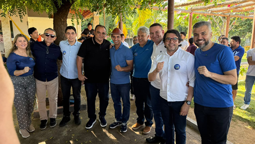   Renan Fernandes, de Upanema-RN, e Salomão Gomes, de Felipe Guerra-RN, chegam ao palanque do candidato a governador Allyson Bezerra em companhia das principais lideranças políticas de sua cidade. O apoio foi selado com a articulação do prefeito Raimundo Pezão, de Umarizal, que também conseguiu o apoio de outros prefeitos do Oeste para o projeto político do ex-prefeito de Mossoró, que se propõe a governar o estado em parceria com os prefeitos.