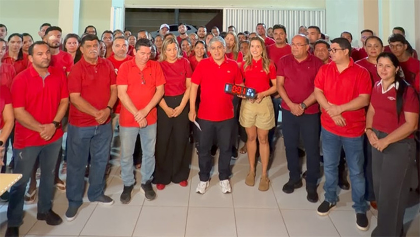   Dezenas de voluntários saíram à meia-noite para levar, casa por casa, na zona urbana e na zona rural, uma mensagem escrita pelo próprio prefeito Dr. Artur Vale, informando a população quais foram os politicos que ajudaram na gestão municipal com recursos ou abrindo as portas em Brasília. Na carta, o prefeito explica sua opção de voto para governador em Allyson Bezerra. Diz acredita na proposta de gestão compartilhada com os municípios assegurada por Allyson Bezerra