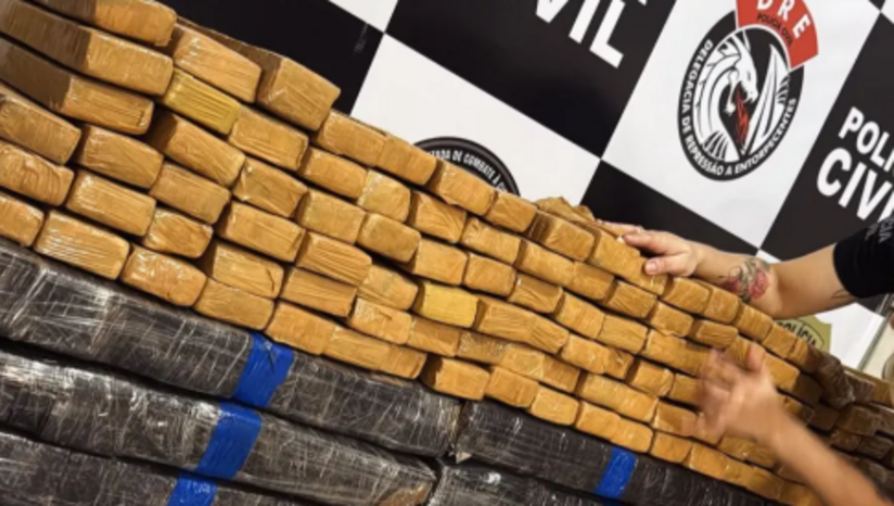   A Polícia Civil interceptou em Campina Grande (PB) uma carga de 400 kg de maconha avaliada em R$ 2 milhões que vinha do Paraguai e tinha como destino final a cidade de Mossoró (RN). O entorpecente estava escondido em um caminhão que partiu de Curitiba (PR), monitorado por meses pelos investigadores. O motorista do veículo foi preso em flagrante.