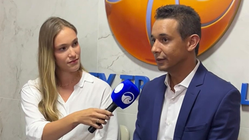   Em entrevista à rádio 96 FM, o candidato a governador Allyson Bezerra destacou a evolução da educação em Mossoró durante sua gestão, que atingiu todas as metas do Ideb/MEC nos anos iniciais e finais. O candidato defendeu que os avanços no estado exigem valorização dos professores, infraestrutura adequada e combate à evasão escolar. Ele lembrou que, como prefeito, criou um programa de apoio estudantil que paga R$ 200,00 mensais durante o período letivo, além de um bônus de R$ 300,00 para alunos aprovados com notas acima de 7,0.