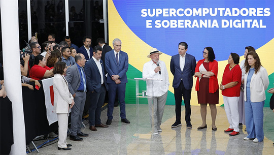   O novo cérebro eletrônico da inteligência artificial brasileira, será instalado no Parque Tecnológico de Macaíba, da Universidade Federal do Rio Grande do Norte, na Grande Natal. A escolha do Rio Grande do Norte levou em conta a sua forte infraestrutura de energia renovável e a localização geográfica estratégica. O supercomputador vai acelerar pesquisas científicas complexas, impulsionar a descoberta de remédios e refinar previsões do clima.