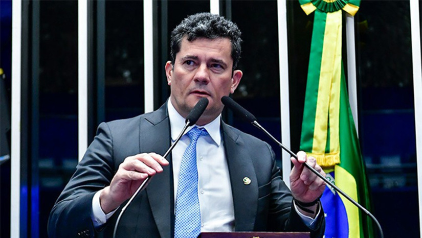   Candidato isolado na liderança nas pesquisas de intenção de votos, também ficou isolado em alianças partidárias. Ele não teve acordo com o Progressistas, da sua federação, que acaba de “cair no colo” do adversário mais forte, Sandro Alex (PSD) – apadrinhado pelo governador Ratinho Junior. Moro lidera mas vê, aos poucos, Sandro subir gradativamente, e devagar, nas pesquisas, com apoio de prefeitos do interior. O ex-juiz federal aposta tudo em sua trajetória na Operação Lava Jato e aparece como o candidato contra o “sistema”. 