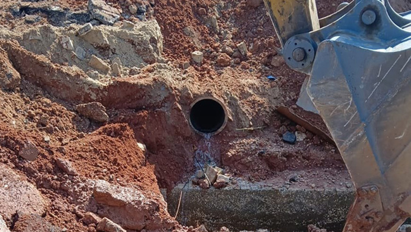   Em Nota, a CAERN infrmou que a tubulação foi danificada durante serviços de escavação realizados por uma empresa contratada pelo Departamento Nacional de Infraestrutura de Transportes (DNIT), que executava a reforma de uma galeria de drenagem na Avenida Francisco Mota.  Para conter o vazamento e viabilizar o reparo na rede, foi necessária a suspensão temporária do abastecimento.  As equipes técnicas da Caern já atuam no local e a previsão é de que os serviços sejam concluídos até as 17h desta segunda-feira (24), quando o sistema será religado. 