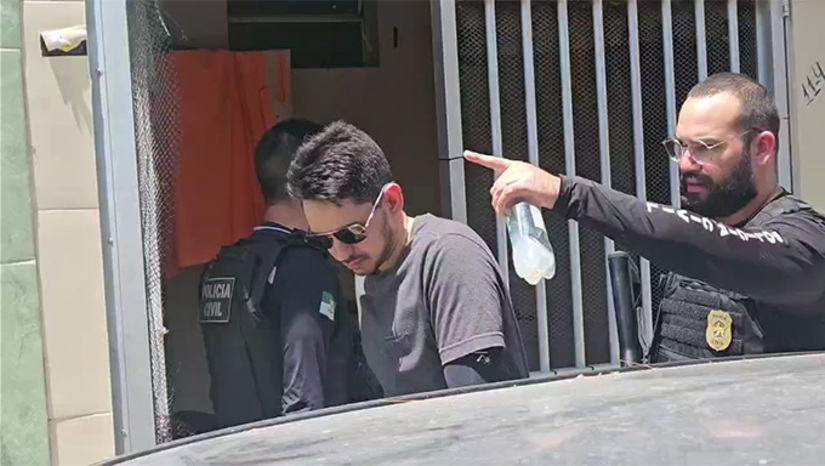   Uma criança de cinco anos foi encontrada morta ao lado do pai dentro de casa, no Centro de Areia Branca. Por determinação legal, os nomes e endereços das vítimas não podem ser divulgados. Sobre o andamento dos trabalhos, a delegada responsável pelo caso, Giulia Cavalcante, entende que é mais prudente detalhar os fatos apenas após a conclusão da investigação policial.