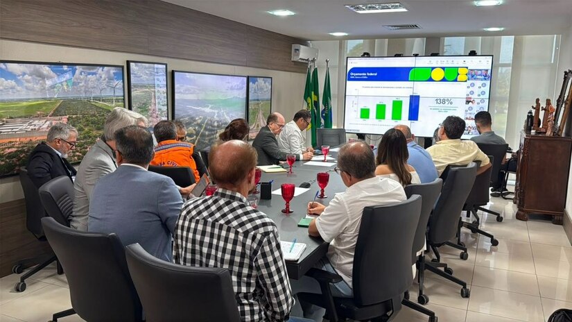   O governo do Rio Grande do Norte, que participou da reunião online, com o Palácio do Planalto, busca meios para antecipar ações de socorro contra os impactos severos do fenômeno El Niño 2026/2027. O estado busca coordenar verbas e estratégias para proteger a produção agrícola e conter o avanço da desertificação no semiárido potiguar. Apesar do alerta para seca e queimadas, as autoridades avaliam que obras como a transposição do São Francisco trazem maior segurança hídrica. Um plano de contingência definitivo e os repasses financeiros federais deverão ser selados em reunião nacional na próxima semana.