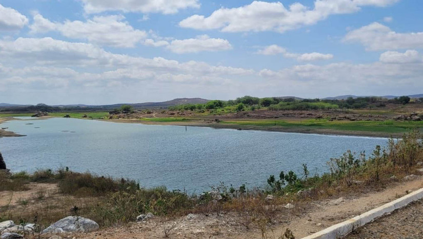   A escassez de chuvas e o calor extremo no segundo semestre secam os reservatórios do semiárido potiguar, deixando a região do Seridó em alerta. Em Currais Novos, o nível crítico do manancial Dourado obrigará a Caern a iniciar um racionamento de água em setembro, apesar dos esforços da companhia para combater fraudes e melhorar a rede. Como o recurso é limitado, a colaboração de cada morador é urgente. Economizar no banho, fechar a torneira ao escovar os dentes e evitar desperdícios são pequenas atitudes diárias que fazem toda a diferença para garantir o abastecimento de todos.