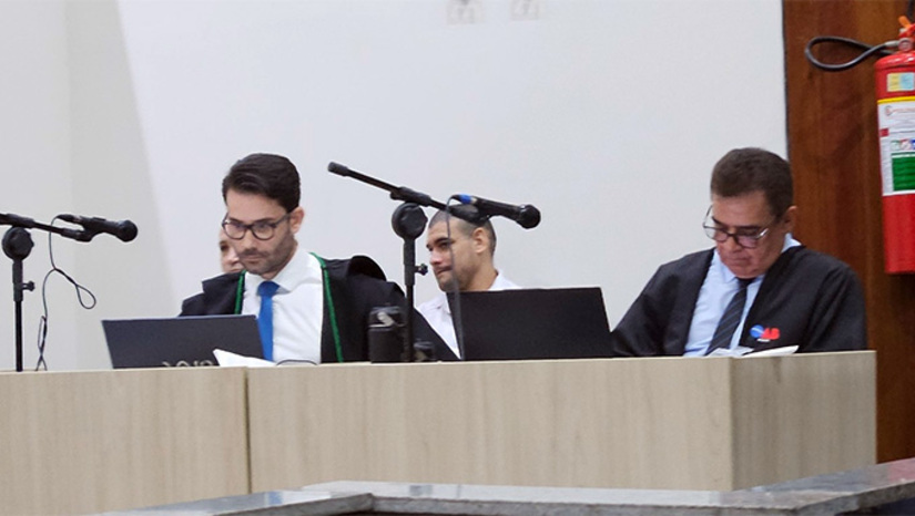   Os réus David de Lima Nogueira, o David de Boágua, de 25 anos, e Ailton Marcelo de Aquino, o Aiton Tatu ou Apocalipse, de 40 anos, deveriam terem sido julgados pela sociedade caraubense, porém o Ministério Público Estadual argumentou que se tratava de um crime contra a vida motivado por disputa de facção por território e que, era mais seguro, que o caso fosse julgado pela sociedade Mossoroense. O júri aconteceu nesta quarta-feira, dia 26, sob a presidência do juiz José Ronivon Beija-Mim de Lima, no Fórum Municipal Desembargador Silveira Martins. Ao final dos trabalhos, Davi foi condenado e Ailton absolvido. Devid deve cumprir a sentença inicialmente em regime fechado.