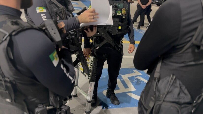   Uma operação das forças policiais do Rio Grande do Norte capturou 26 pessoas e apreendeu um arsenal de armas, drogas e dinheiro. Sob forte aparato de segurança e apoio aéreo, as equipes vasculharam endereços na capital e no interior para sufocar a comunicação de uma facção. 