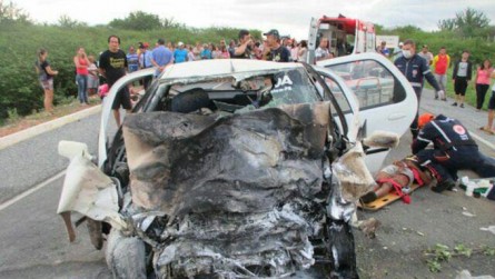 Imagem 1 -  ITEP e PRF identificam vítimas do choque que deixou 5 mortos na região Seridó