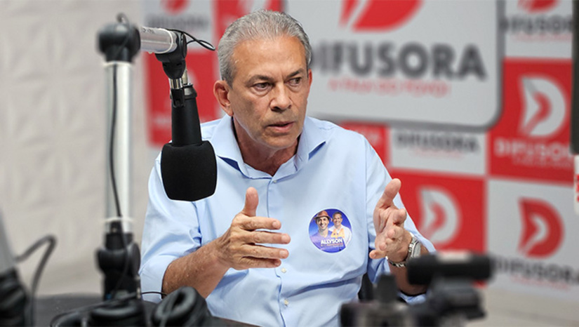   O deputado estadual e atual candidato a vice-governador na Coligação Esperança e Futuro — liderada pelo ex-prefeito de Mossoró, Allyson Bezerra —, Hermano Morais revela um cenário fiscal desolador no Rio Grande do Norte, onde são desembolsados R$ 150 milhões mensais para cobrir o rombo do IPERN, recursos que poderiam estar sendo investidos em infraestrutura. Ele aponta que o atual governo fere a Lei de Responsabilidade Fiscal e deixou a estrutura básica de serviços à população em estado precário. Apesar da calamidade, acredita que há solução. Para tanto, propõe melhorar a educação, reforçar a saúde e a segurança. Para que o estado volte a pagar suas contas, o plano de governo prevê a industrialização de matérias-primas e a exploração do turismo no litoral Norte, com a melhoria da infraestrutura logística.