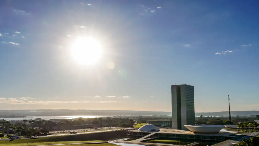   Antes das eleições, o Congresso Nacional analisa propostas de grande impacto social, destacando-se o fim da jornada de trabalho 6x1 e a isenção de impostos para compras de até US$ 50. As pautas avançam na Câmara e no Senado com foco em medidas para entregadores de aplicativo, regras de segurança pública e incentivos econômicos.