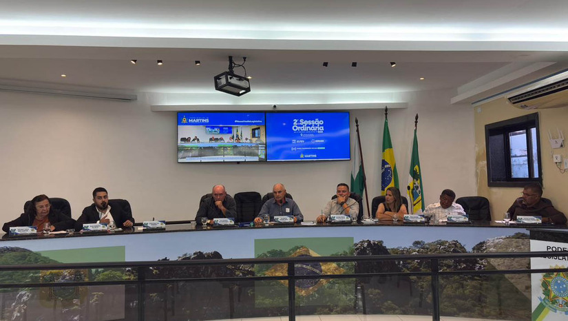   O Tribunal de Justiça do Rio Grande do Norte suspendeu uma liminar que obrigava a Prefeitura de Martins a repassar mais de R$ 840 mil anuais de verbas carimbadas do Fundeb para o orçamento da Câmara Municipal. A manobra política articulada pelo Legislativo tentava desviar recursos exclusivos da educação básica para custear despesas dos vereadores, ameaçando o financiamento de escolas e salários de professores.