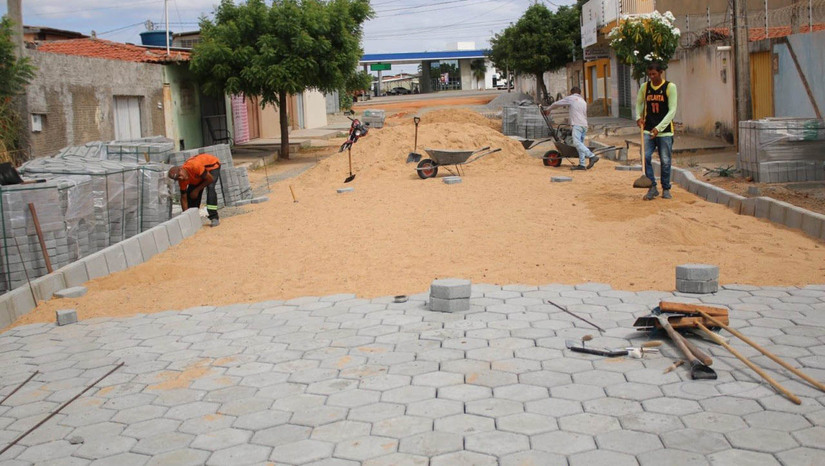   Com o objetivo de eliminar alagamentos crônicos e lamaçal, o bairro Sumaré recebe obras de pavimentação em piso intertravado na Rua José Erasmo de Moura. A intervenção da Seinfra atende a pedidos antigos da comunidade, melhorando diretamente a mobilidade urbana e a saúde pública local.