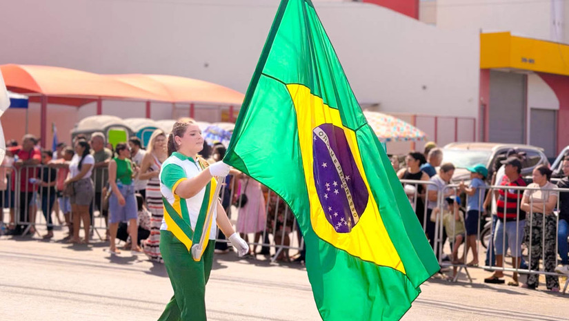   A Prefeitura de Mossoró realizou o Desfile Cívico-Militar de 7 de Setembro na avenida Alberto Maranhão, reunindo grande participação popular e forças de segurança. A Secretaria Municipal de Educação levou 1.940 integrantes de 70 escolas para expor os projetos da rede de ensino, incluindo uma fanfarra de 170 alunos. O segmento militar contou com mais de 900 participantes divididos em etapas a pé e motorizada, sob a coordenação da Secretaria de Segurança Pública. Com temas focados na cidadania, democracia e cultura local, o tradicional evento celebrou a soberania nacional e agradou as famílias presentes.