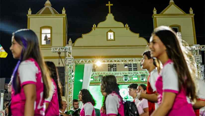   Evento reuniu escolas, associações, entidades e instituições em uma grande celebração da Independência do Brasil pelas ruas do município. “É um dia de muita alegria e orgulho para todos nós. Ver nossas escolas, nossas instituições, nossas associações e, principalmente, o nosso povo ocupando as ruas faz deste um momento inesquecível. Quero agradecer de coração a toda a equipe que trabalhou para que esse desfile acontecesse e parabenizar cada participante que deu sua contribuição. Hoje Apodi mostrou, mais uma vez, a força e a beleza da nossa gente”, afirmou o prefeito Sabino Neto
