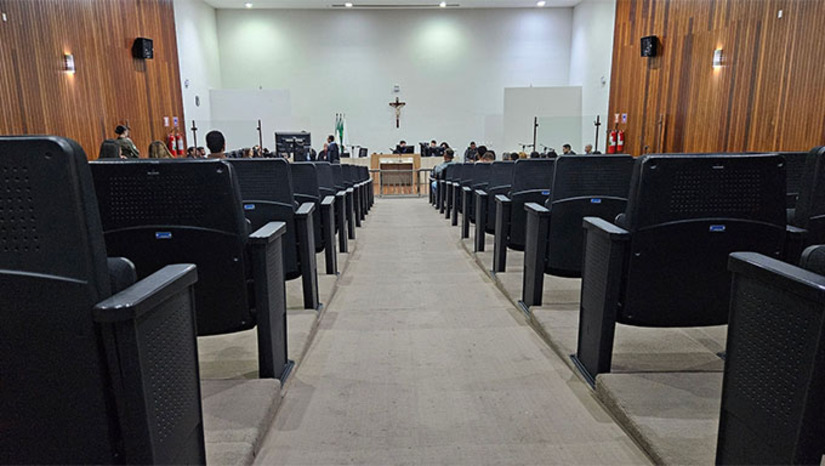   O Tribunal do Júri Popular se reúne nesta quarta-feira, dia 9 de setembro de 2026, no Fórum Municipal de Mossoró-RN para julgar Caio Max dos Santos, o Tio Patinhas, de 27 anos, e Anderson Skleiffon Góis de Sousa, conhecido por Neguin, de 31 anos, acusados de matarem Leonardo Batista da Silva (a época com 28 anos), no dia 31 de março de 2024, na comunidade do Iraque, no bairro Nordeste, na cidade de Areia Branca-RN. Julgamento começa às 9h.