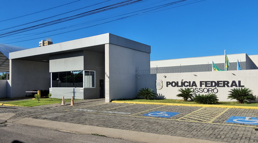   O trabalho da Força Integrada de Combate ao Crime Organizado (FICCO/RN) é contra uma facção criminosa que espalha terror na região Oeste do Rio Grande do Norte. O trabalho começou nas primeiras horas desta quarta-feira (09), mobilizando 50 policiais federais, civis, militares e penais no cumprimento de oito mandados judiciais, sendo quatro de prisão preventiva e quatro de busca e apreensão. As ações ocorreram simultaneamente nos municípios de Mossoró (2 presos), Baraúna, Natal (1 preso) e na cidade cearense de Icapuí (1 preso).