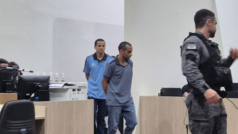   O Tribunal do Júri Popular aconteceu no Fórum Municipal de Mossoró, a pedido do Ministério Público Estadual, que considerou que Areia Branca não reunia segurança para julga-los. Os trabalhos começaram de 9 horas e foram concluídos às 18h, com o Conselho de Sentença acatando a preposição dos advogados de defesa, para absolveu os réus Caio Max dos Santos, o "Tio Patinhas", de 27 anos, e Anderson Skleiffon Góis de Sousa, conhecido por "Neguin", de 31 anos, do assassinato de Leonardo Batista da Silva, ocorrido no dia 31 de março de 2024, em Areia Branca-RN