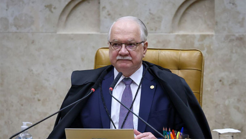   O presidente do Supremo Tribunal Federal (STF), Edson Fachin, atendeu ao pedido da Advocacia-Geral da União (AGU) e suspendeu nesta quarta-feira (9) o afastamento do diretor-geral da Polícia Federal (PF), Andrei Rodrigues, do cargo. O diretor de Inteligência da PF, Leandro Almada, também teve seu afastamento suspenso. Ambos haviam sido afastados dos cargos pelo ministro André Mendonça na terça-feira (8).  Fachin suspendeu também a decisão do ministro Flávio Dino, que reintegrou os dois dirigentes aos cargos nesta quarta (9). Fachin deu prazo de 48 horas para que Andrei Rodrigues se manifeste.  Na prática, os dois diretores da Polícia Federal voltam aos seus cargos, mas em atendimento à liminar da AGU, e não em virtude da decisão de Dino.