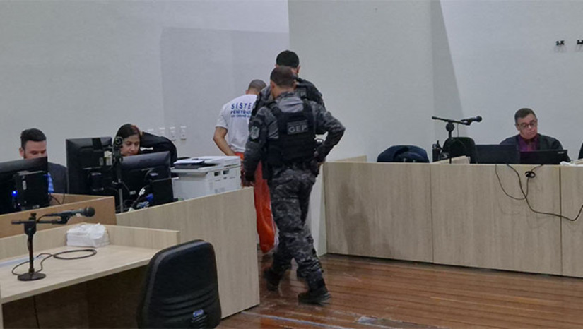   Elino da Silva Lima Paiva, de 34 anos, havia confessado à polícia que matou o barbeiro Josean Oliveira Rocha em 9 de fevereiro de 2025, mediante a promessa de receber R$ 3 mil, ofertados pelo vereador Nanan Olegário e pelo advogado Romennig Cabral. No júri, no entanto, Lino negou a autoria do crime e tentou envolver os policiais que o prenderam. Após 10 horas de trabalhos, o Conselho de Sentença decidiu pela condenação do réu. A família da vítima espera que esta decisão fortaleça o processo contra os supostos mandantes e que estes também sejam devidamente punidos na forma da lei.