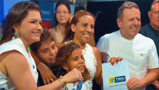   A prefeita Lidiane Marques, que já havia entregue outras 80 moradias, fez a entrega neste final de semana de mais 50. “Este é o verdadeiro sentido de nossa gestão, cuidar das pessoas. Cada casa entregue representa dignidade, segurança e mais tranquilidade para uma família”. Em seu discurso, ela classificou a data como um marco histórico para o município por meio do programa Habita Tibau.
