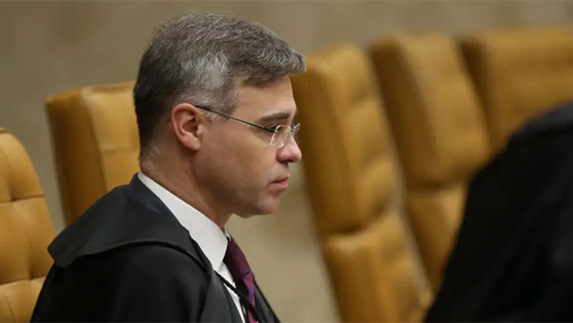   Entre os procedimentos com sigilo derrubado está a Petição 16.369, relacionada à investigação sobre o filme Dark Horse, que apura suspeitas envolvendo recursos destinados à produção da obra, que é uma cinebiografia do ex-presidente Jair Bolsonaro.  O senador e candidato a presidente Flávio Bolsonaro (PL-RJ) e o ex-deputado Eduardo Bolsonaro são alvo da investigação. 