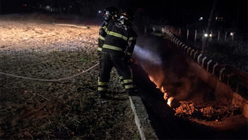   O acidente aconteceu na madrugada deste domingo (13), quando o jato que transportava o cantor Rey Vaqueiro pousava no Aeroporto de Parelhas. A aeronave ultrapassou o limite da pista, desceu uma ribanceira e pegou fogo. Segundo o Corpo de Bombeiros, antes que as chamas se espalhassem, os dois tripulantes conseguiram retirar os seis passageiros. Todos sofreram apenas hematomas leves, foram atendidos no hospital local e passam bem. As causas do acidente serão investigadas pelo CENIPA, órgão da Força Aérea Brasileira.