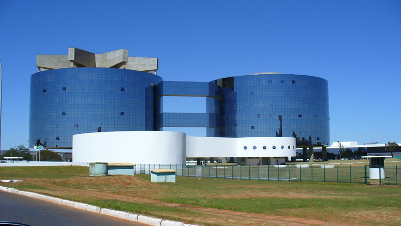   A PGR defendeu no STF o fim do sigilo sobre os pagamentos do ex-banqueiro Daniel Vorcaro, medida considerada essencial pelo ministro Alexandre de Moraes. O parecer foi enviado ao ministro Edson Fachin antes do julgamento que avaliará se abre uma investigação contra o próprio Moraes. A PGR alegou que desconhecia o processo por ele estar oculto no sistema do tribunal e também pediu a anulação de relatórios prévios da PF. O caso envolve mensagens sobre um contrato milionário com o escritório da esposa de Moraes, gerando uma crise sem precedentes na Corte.