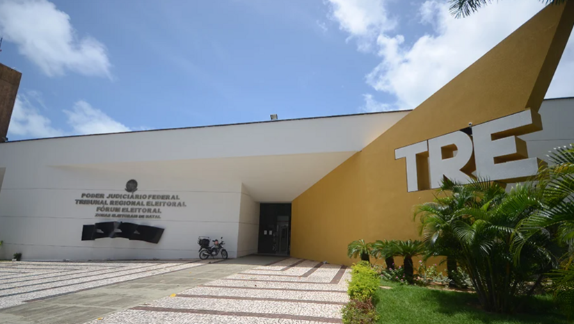   O TRE-RN realiza o treinamento de servidores públicos voluntários para a auditoria dos procedimentos de votação eletrônica nas Eleições 2026. A capacitação prepara as equipes para os testes de integridade e autenticidade dos sistemas eleitorais. Para informações detalhadas sobre a programação, locais e o andamento das auditorias, consulte os canais oficiais do Tribunal Regional Eleitoral do Rio Grande do Norte.