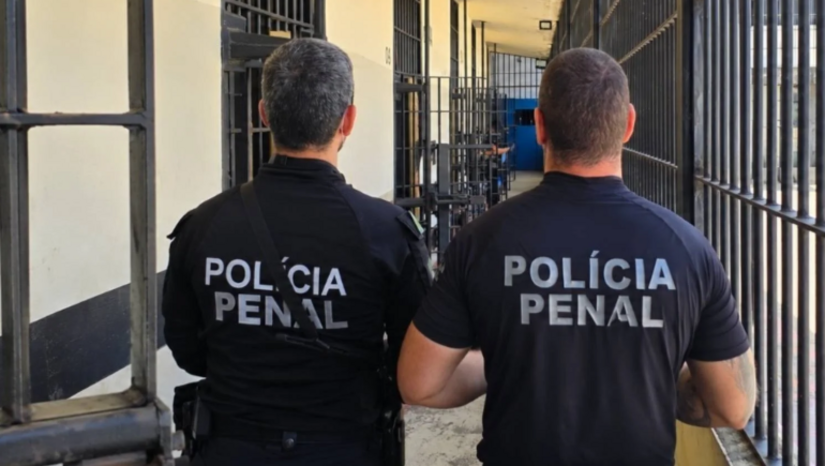   A suspeita de conivência de falhas na segurança e o uso de tecnologia de ponta por criminosos levaram o Ministério Público do RN a investigar a lisura do concurso da Polícia Penal, que mobilizou 40 mil candidatos. A portaria do MPRN aponta que a falta de detectores de metais nos locais de prova facilitou a ação de uma quadrilha, resultando na prisão em flagrante de 12 suspeitos que usavam pontos eletrônicos e centrais de gabarito por WhatsApp. A gravidade das fraudes coloca o certame sob forte risco de anulação, ameaçando provocar um severo prejuízo financeiro aos cofres públicos e aos inscritos.