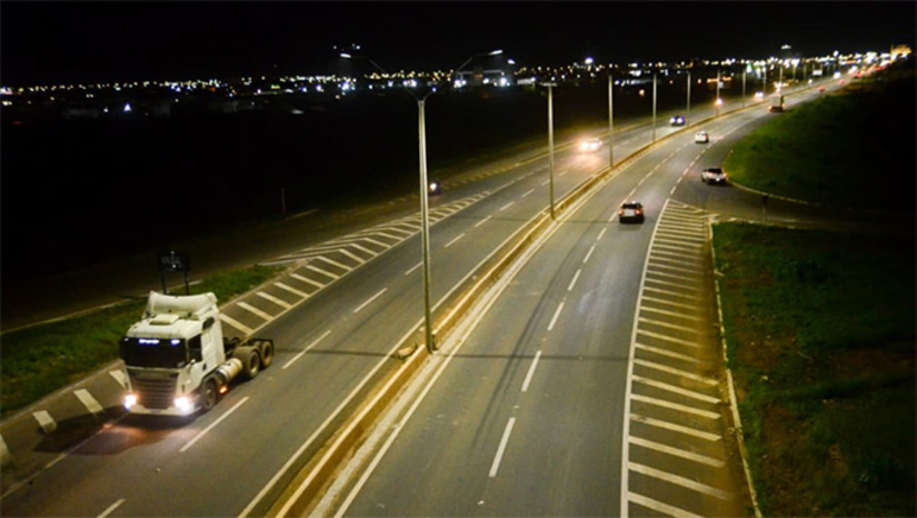   Segundo o secretário de Serviços Urbanos, Miguel Rogério, a Prefeitura já concluiu toda a instalação. Para ligar os dois últimos trechos, falta apenas a Cosern instalar seis transformadores, necessários para suportar a carga da nova iluminação.  “Está tudo pronto por parte da Prefeitura. Agora aguardamos a Cosern instalar os transformadores para que os últimos trechos sejam ligados e possamos marcar a entrega da iluminação”, informou o secretário Miguel Rogério.