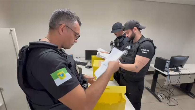   A Polícia Civil cumpriu 20 mandados de busca e apreensão e outras ordens judiciais expedidas pela UJUDOCRIM na sede do Detran e em residências de servidores do órgão. Ao menos cinco servidores foram afastados de suas funções e quatro terão que usar tornozeleira eletrônica. Outros oito estão proibidos de se aproximar do Detran.  Entre os investigados constam o assessor jurídico, o supervisor regional do órgão e um policial militar lotado na Polícia de Trânsito. Os agentes apreenderam computadores na sede do Detran e telefones celulares nas residências dos suspeitos.  A investigação é conduzida pelo delegado Jomário Montenegro, da Delegacia Especializada de Defesa da Propriedade de Veículos e Cargas (Deprov) da Polícia Civil de Mossoró. Segundo a polícia, o grupo integrava uma organização criminosa que emitia CNHs e CRLVs mediante o pagamento de propina.