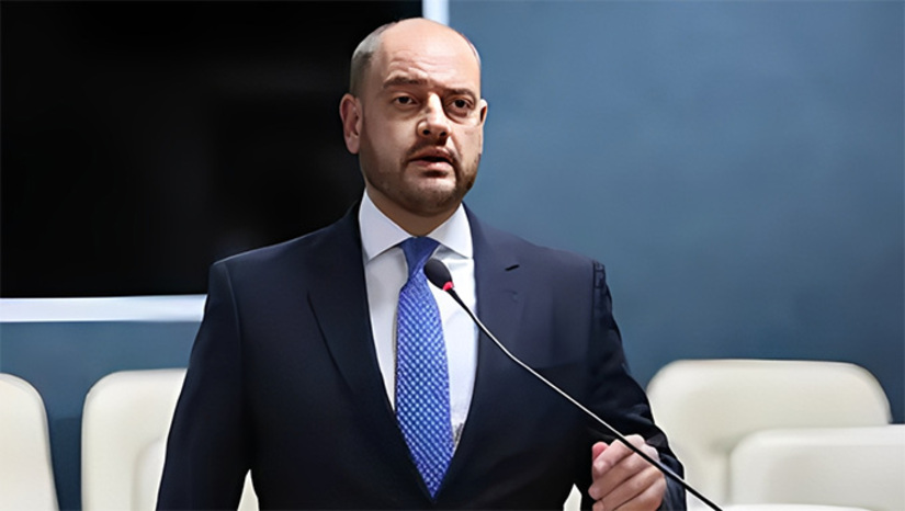   Por variados motivos. Além de ser um nome de peso e respeitado no judiciário, Couto involuntariamente atendeu ao projeto político de Lula e Eduardo Paes – seu candidato ao Palácio Guanabara – ao sentar e ficar na poltrona do Governo, afastando qualquer possibilidade de os bolsonaristas da ALERJ lá colocarem Douglas Ruas – adversário de Paes – que teria votos na Assembleia para o mandato temporário. Couto também tem a simpatia de industriais, de três ministros do STF e STJ, e até um grande banqueiro nacional. É a ala carioca mandando seu recado. O consórcio é forte. Mas principalmente porque Alcoumbre bateu pé: não vai aceitar nova indicação do AGU Jorge Messias ao STF. Veja mais na COLUNA ESPLANADA