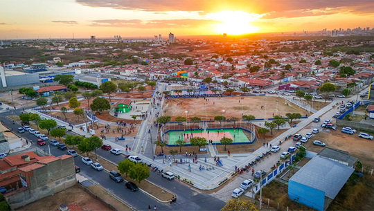   Com área de mais de 15 mil metros quadrados, o o novo complexo esportivo e de lazer do bairro Vingt Rosado recebeu investimento superior a R$ 2 milhões. A intervenção contemplou a revitalização das estruturas existentes e a criação de novos ambientes, incluindo quadra poliesportiva para futsal e basquete, quadra de vôlei, campo de futebol de areia, academia ao ar livre, playground infantil e Pet Place. O prefeito Marcos Medeiros fala em melhora na qualidade de vida e que ficou emocionado com a trabalho realizado na estrutura e agradeceu a equipe pelo resultado. 