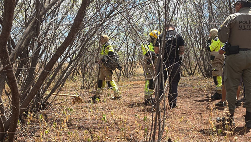   A Polícia Militar foi acionada por uma moradora das imediações que, enquanto catava cajus no quintal de casa, notou a presença de vários urubus sobrevoando uma área de mata no terreno do aeroporto. Ao se aproximar, percebeu terra revirada e muitas moscas, decidindo acionar o 190. O caso já está sendo investigado pela Polícia Civil, que acompanhou a remoção dos corpos realizada pelo Corpo de Bombeiros e a Policia Científica.