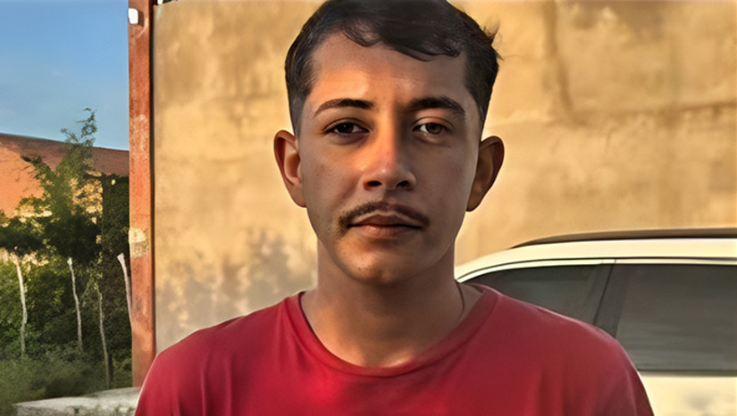  Investigadores do Rio Grande do Norte detiveram um jovem de 24 anos e um adolescente de 17 anos suspeitos de executar e esconder o corpo de Lucas Emanuel Santos Lima, de 19 anos, em Mossoró. A apuração policial aponta que o crime foi motivado por conflitos territoriais entre facções rivais após a vítima sumir em uma viagem vinda de Tibau; o cadáver foi descoberto 20 dias depois amarrado a pedras em um rio, e as investigações seguem em segredo de Justiça.