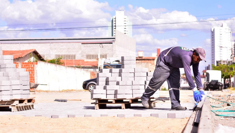   A Prefeitura de Mossoró (RN) iniciou a pavimentação de 18 ruas no bairro Bela Vista, totalizando 4,5 quilômetros de extensão com piso intertravado. A obra atende a uma demanda histórica da comunidade e beneficia áreas residenciais, industriais e hoteleiras da região.