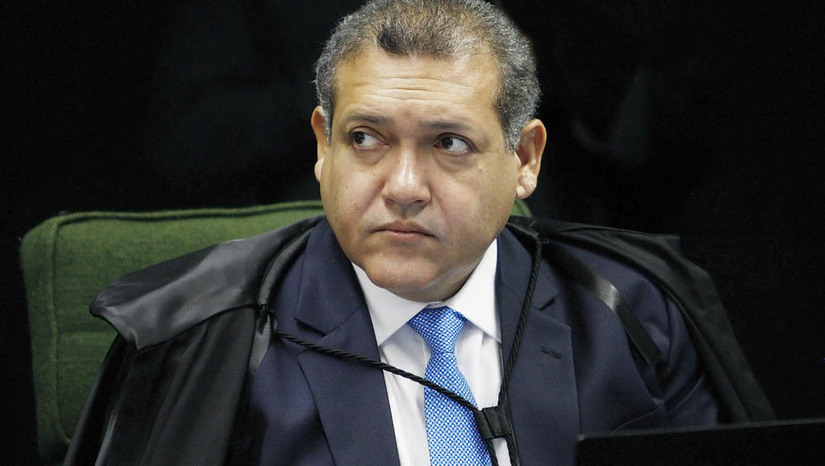   Documentos da PF enviados ao STF revelam um contrato de R$ 427 milhões para que o escritório da esposa do desembargador Newton Ramos defendesse interesses do ex-banqueiro Daniel Vorcaro na liberação de R$ 8,5 bilhões em precatórios. Mensagens apontam que assessores de Vorcaro chamavam o grupo de "Turma do KN", em alusão ao ministro Kassio Nunes Marques, indicado por Jair Bolsonaro ao STF..