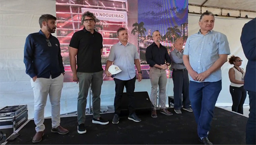   O projeto da Arena Nogueirão em Mossoró teve sua construção física adiada para o início do próximo ano devido à complexidade dos projetos arquitetônicos e estruturais. Com um investimento superior a R$ 214 milhões, a iniciativa privada prevê um complexo que inclui estádio padrão FIFA, shopping, praça de alimentação, supermercado, centro de eventos e estacionamento com 1.600 vagas. Além disso, o empreendimento contemplará a construção de um Centro Administrativo moderno para a Prefeitura Municipal. A proposta conta com o respaldo legal e o apoio de parlamentares locais, que enxergam a parceria público-privada como um marco de inovação. Do ponto de vista emocional, torcedores tradicionais do Potiguar e do Baraúnas nutrem grandes expectativas pelo retorno das atividades esportivas. Por fim, a nova estrutura promete resgatar a convivência das torcidas e modernizar o futebol mossoroense.