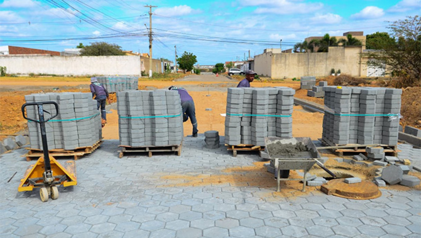   O prefeito Marcos Medeiros, em visita as obras, destacou a importância do investimento, lembrando que no período do inverno, as ruas ficam com lama e no período de estiagemm, as ruas ficam com poeira.  "Vamos olhar a qualidade do nosso piso intertravado, pode passar carro, moto e carreta. Aqui não é só concreto e areia. Aqui é dignidade", destaca o prefeito.  “Bela Vista, nós começamos ali atrás da rodoviária, uma região que precisava, atendendo também à parte do comércio. Agora estamos aqui no Bela Vista 2, fazendo interligações importantes. 