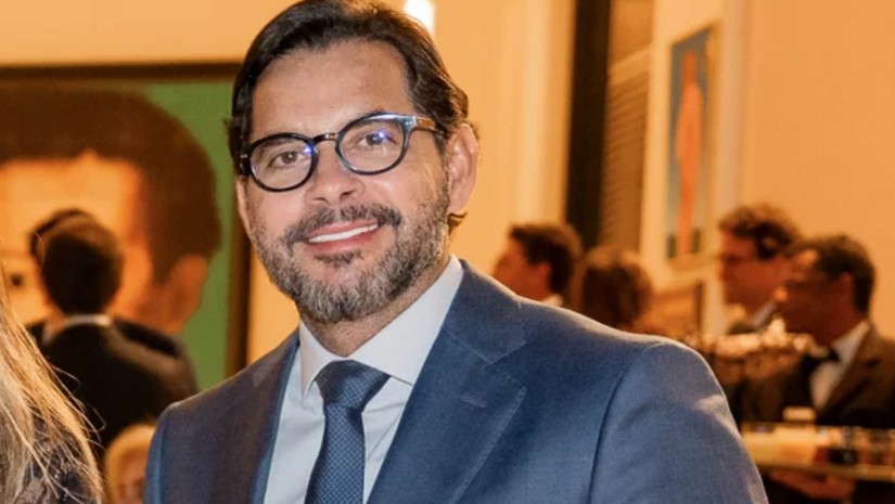   O Conselho Nacional de Justiça (CNJ) realizou uma operação no gabinete do desembargador Newton Ramos, do TRF-1, após ele ser citado em conversas no celular do ex-banqueiro Daniel Vorcaro. A ação sucede o cancelamento de R$ 4,7 bilhões em precatórios negociados pelo Banco Master, cujo escritório da esposa do magistrado mantinha um contrato de êxito milionário.