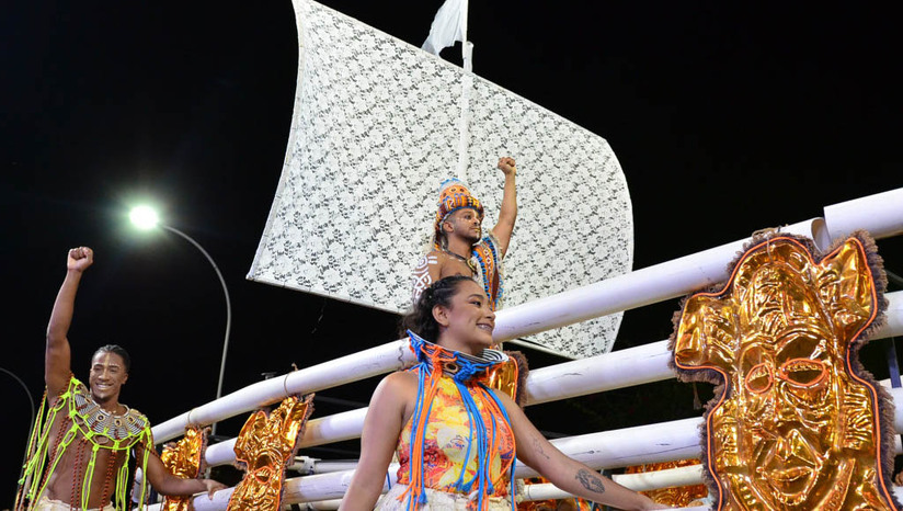   Celebrando o pioneirismo histórico de se libertar da escravidão cinco anos antes da Lei Áurea, o município de Mossoró promove, na próxima quarta-feira (30), mais uma edição do seu tradicional Cortejo da Liberdade. Programado para começar às 17h30 no Corredor Cultural da avenida Rio Branco, o evento deste ano traz como temática central "Mossoró: A Liberdade Tem Muitos Rostos!". Mais de 5.400 integrantes se espalharão por 50 alas em um espetáculo dividido em desfiles cívico, militar, cultural e comemorativo. A solenidade reunirá desde forças de segurança e escolas até carros alegóricos dedicados a marcos locais de resistência.
