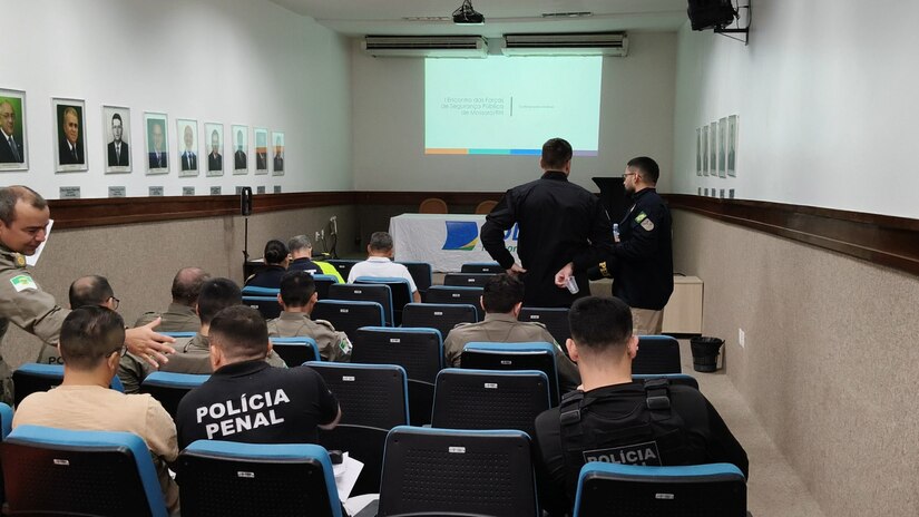   Forças de segurança pública se reuniram em Mossoró (RN) para traçar estratégias de integração contra o recente aumento no número de homicídios. Segundo as autoridades policiais, o avanço da violência é motivado por uma violenta disputa territorial entre facções criminosas rivais, cujas vítimas são majoritariamente jovens executados por armas de fogo. Apesar do acirramento dos confrontos, os delegados garantem que o Estado não enfrenta dificuldades de acesso às comunidades e reforçaram os investimentos em inteligência.