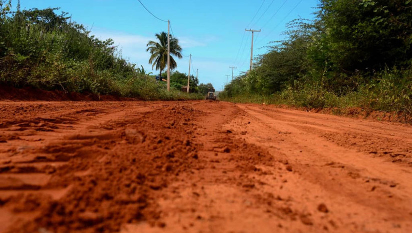  As ações têm como objetivo facilitar o acesso de veículos nas estradas que ligam às comunidades rurais de Mossoró. Entre os locais beneficiados com as ações estão: Polo Alagoinha, onde foi retirado o excesso de areia, tapa-buracos e terraplenagem para facilitar o tráfego de veículos, em especial dos ônibus escolares. Ainda no Polo Alagoinha, foi finalizada a estrada até o final do calçamento da comunidade Coqueiro, alcançando 19,4 km de serviços. 