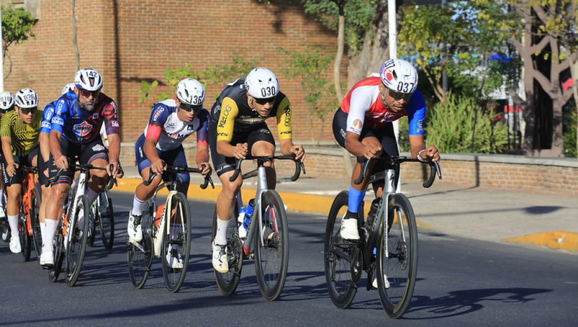   A 77ª Prova Ciclística Governador Dix-Sept Rosado escreveu mais um capítulo de sua longa história neste domingo (27), no circuito da Avenida Rio Branco, em Mossoró. Em um dia de disputas envolvendo ciclistas de diferentes cidades e estados do país, o mossoroense Manoel Ferreira Rocha, o Descasca, foi o grande nome da competição ao vencer as três principais categorias: Elite Nacional, Elite Local e Liberdade.