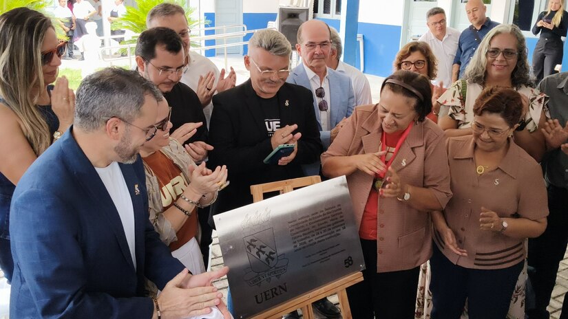   A governadora Fátima Bezerra instalou temporariamente a sede do governo estadual na reitoria da Universidade do Estado do Rio Grande do Norte (UERN) em Mossoró para celebrar os 58 anos da instituição. Na ocasião, o Executivo potiguar anunciou o avanço de um pacote de infraestrutura regional que inclui a publicação iminente do edital de concessão do Terminal Rodoviário de Mossoró.