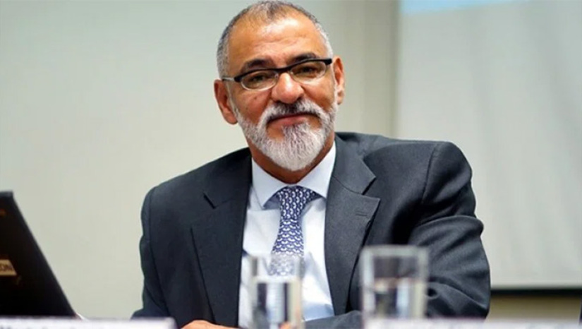   Com a proibição das .bet através da Medida Provisória assinada pelo presidente Lula da Silva na sexta-feira (25), as apostas esportivas online ficam proibidas em todo o território nacional com efeito extensivo para sites e plataformas de apostas concedidos por loterias estaduais e municipais. “Os Estados podem operar as mesmas modalidades que o Governo Federal opera. Havendo a proibição da modalidade lotérica de cota fixa (caso das .bet), automaticamente os Estados também ficam proibidos de explorar essa modalidade”, explica Magnho José, presidente do Instituto Jogo Legal, ressaltando que a MP tem força de lei a partir de assinada. No mercado, a medida é taxada de puramente eleitoral e o setor acredita que tanto Lula ou Flávio Bolsonaro autoriza o retorno das operações em janeiro, sob argumento de que haverá mais fiscalização e combate à ludopatia. São mais de R$ 20 bilhões no Caixa da União em jogo. Mais, na COLUNA ESPLANADA