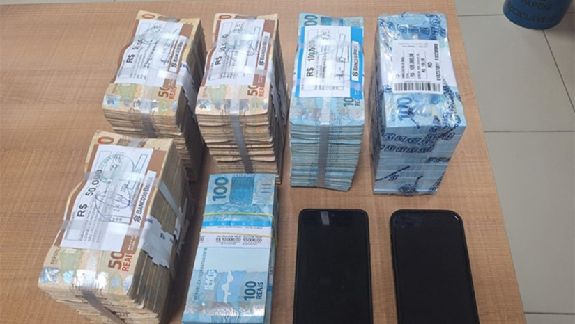   Sem informar o nome, a Policia Federal informou que recebeu informe do CGU, apontando uma grande movimentação financeira por um candidato a cargo eletivo. A PF fez diligências e apreendeu os recursos os celulares de quem estava fazendo o saque. As autoridades informaram que vão aprofundar as investigações para descobrir a origem e o destino dos recursos. Assessores do PT e do União Brasil informaram que não tem qualquer ligação com as pessoas que estavam com dinheiro. Os nomes do PL não se manifestaram.