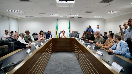   RN terá 12 mil policiais e R$ 4 mi contra tensão eleitoral; estado veta Lei Seca O Governo do Rio Grande do Norte detalhou o plano estratégico de segurança para o primeiro turno do pleito nos 167 municípios potiguares. A operação receberá investimento integral do tesouro estadual para custear diárias e combustível do efetivo da ativa. Pelo terceiro ano consecutivo, o comércio de bebidas alcoólicas estará totalmente liberado no dia da votação. Tropas do Exército Brasileiro foram autorizadas pelo TSE a reforçar o policiamento em dez cidades.